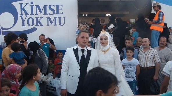 Brudparet valde att lägga pengar på mat till flyktingar istället för bröllopsfest. Foto: KYM/Twitter