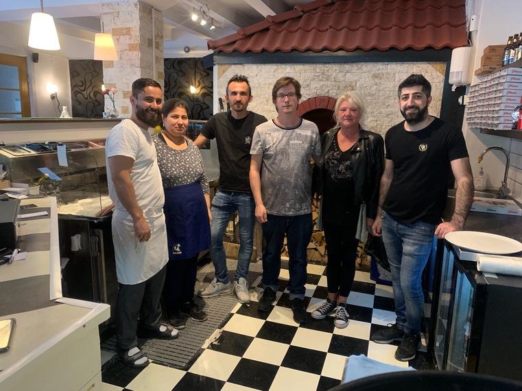 Hjältarna på pizzerian med Esam Sheikho till vänster samt Adam Walling  och Carola Löthman  i mitten.