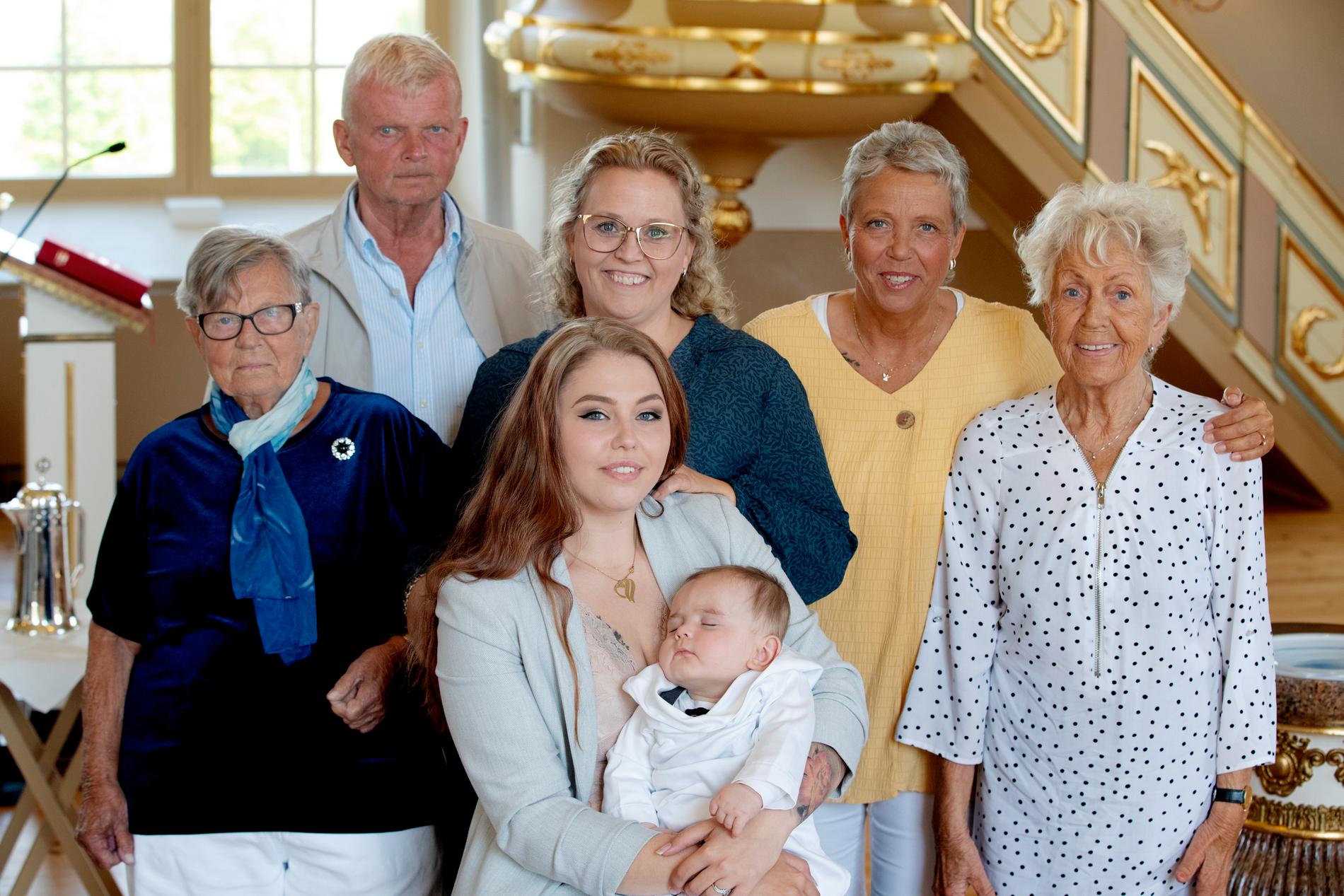Från vänster: Solveig Karlsson, 90, Josefin Ottarsgård, 42, Lise-lott Gavik, 64, Inger Gavik Dahlgren, 84. Längst bak står Bern-Inge Aronsson, 67, och längst fram sitter Jonna Aronsson med sonen Louie. 