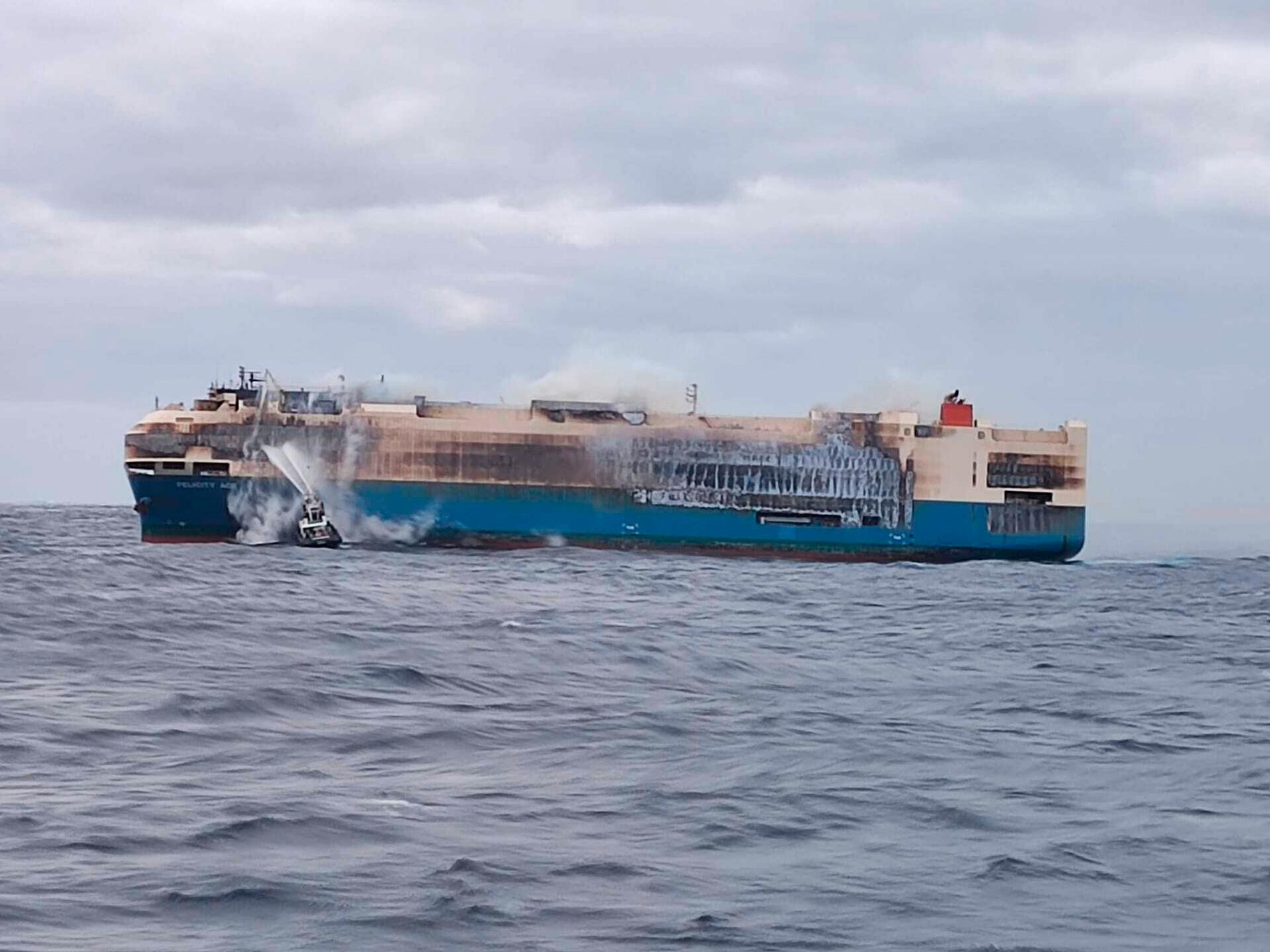 Rök väller ut över havet från det brinnande biltransportfartyget Felicity Ace. Bilden är tagen sydost om Azorerna av den portugisiska flottans NPR Setubal-skepp. 