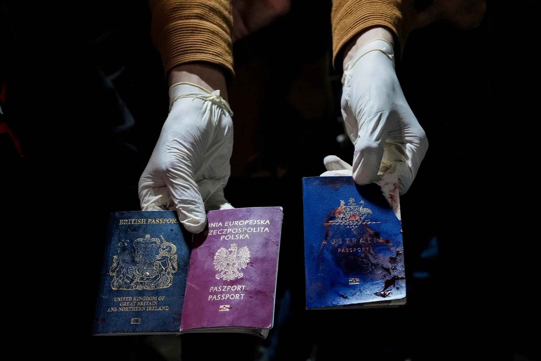 En man visar upp ett brittiskt, polskt och ett australiensiskt pass. Alla har blod på sig. De ska ha tillhört WCK-hjälparbetare som dog i de israeliska luftangreppen. Även deras palestinska förare dog i attacken, när de levererade mat till norra Gazaremsan.