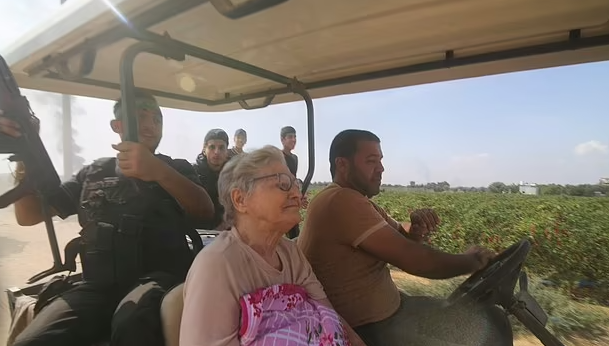 Dagarna efter attacken den 7 oktober spreds filmer som visade hur Yafa kördes iväg av beväpnade Hamas-män i golfbil. 