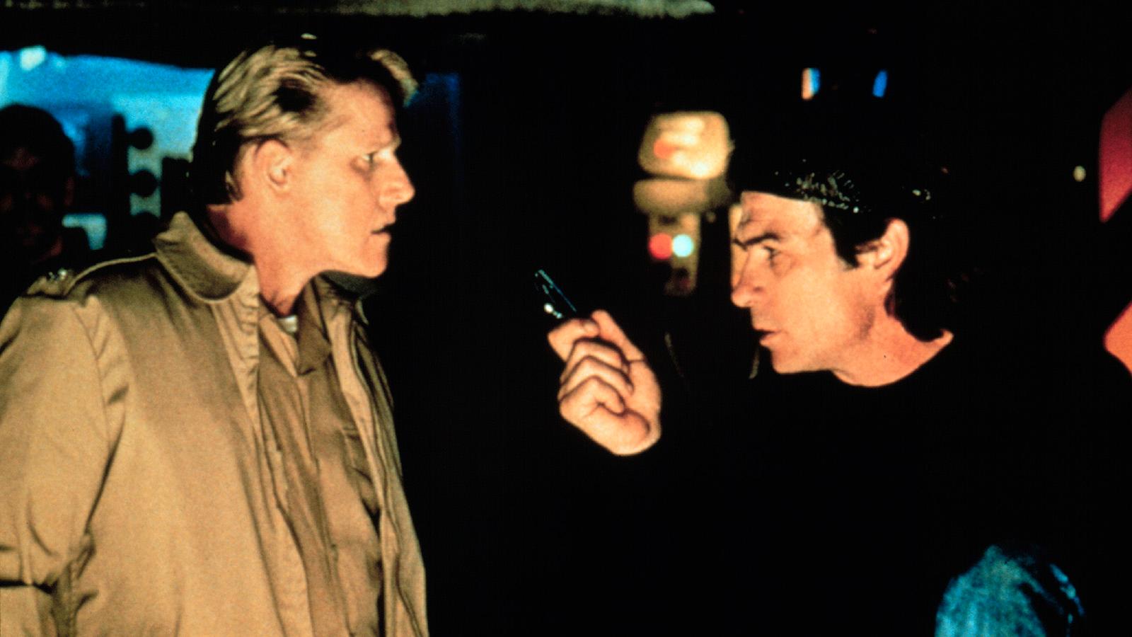 Gary Busey och Tommy Lee Jones i filmen ”Under belägring” från 1992.