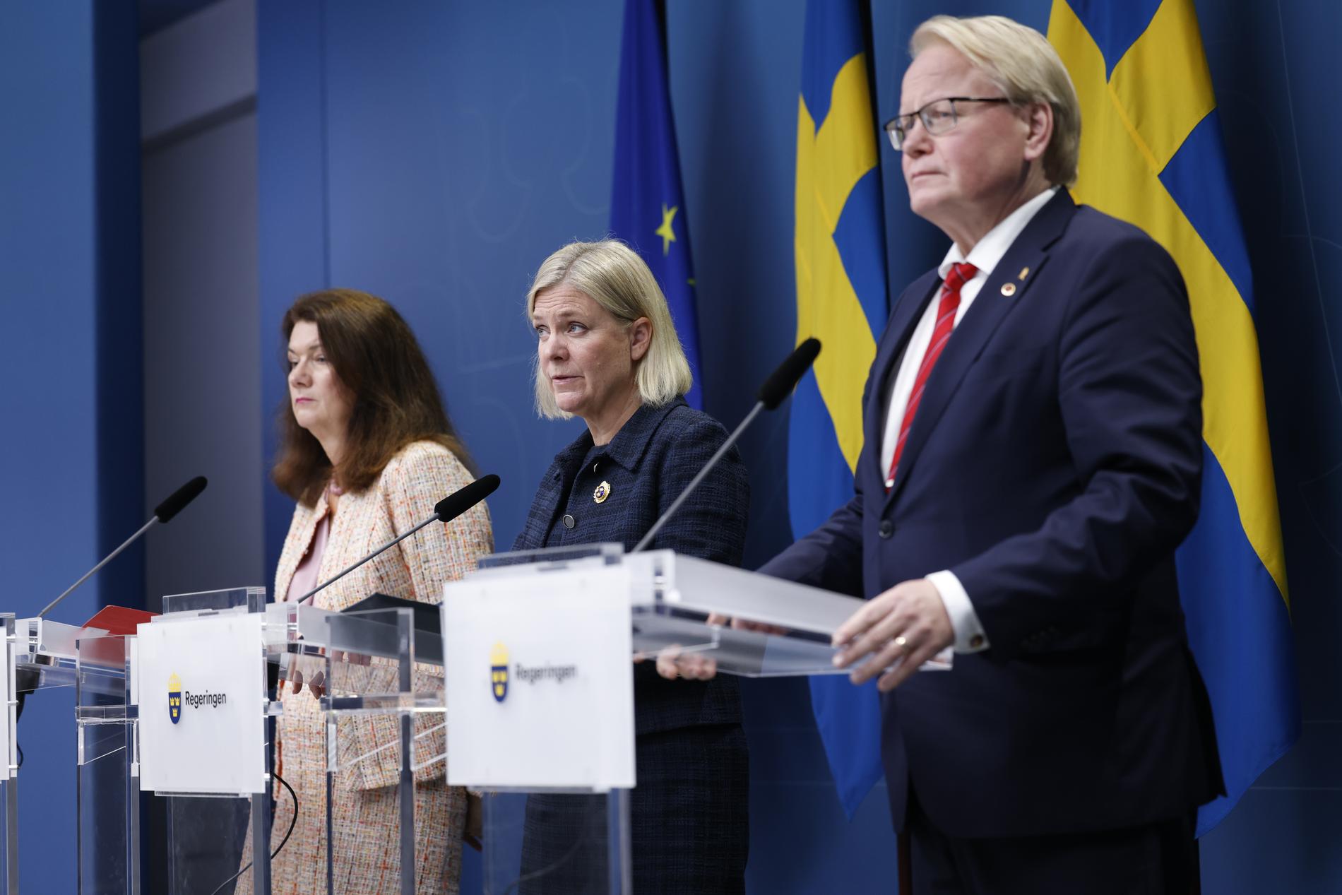 Utrikesminister Ann Linde (S), statsminister Magdalena Andersson (S) och försvarsminister Peter Hultqvist (S) under en pressträff på tisdagskvällen.