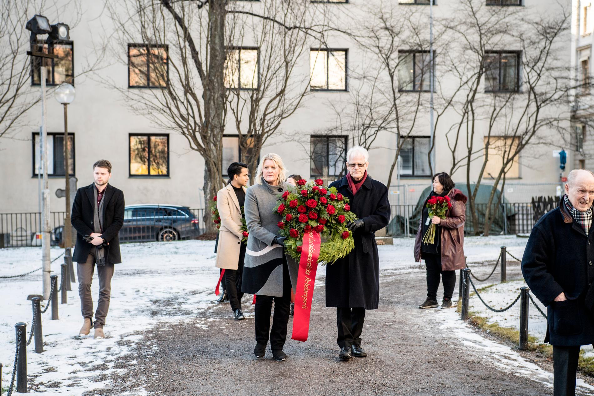Ingvar Carlsson la en krans med rosor vid Olof Palmes grav.