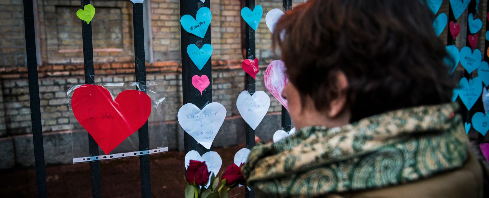 Synagogan i Göteborg kärleksbombades med hjärtan och blommor efter attacken i december förra året. 