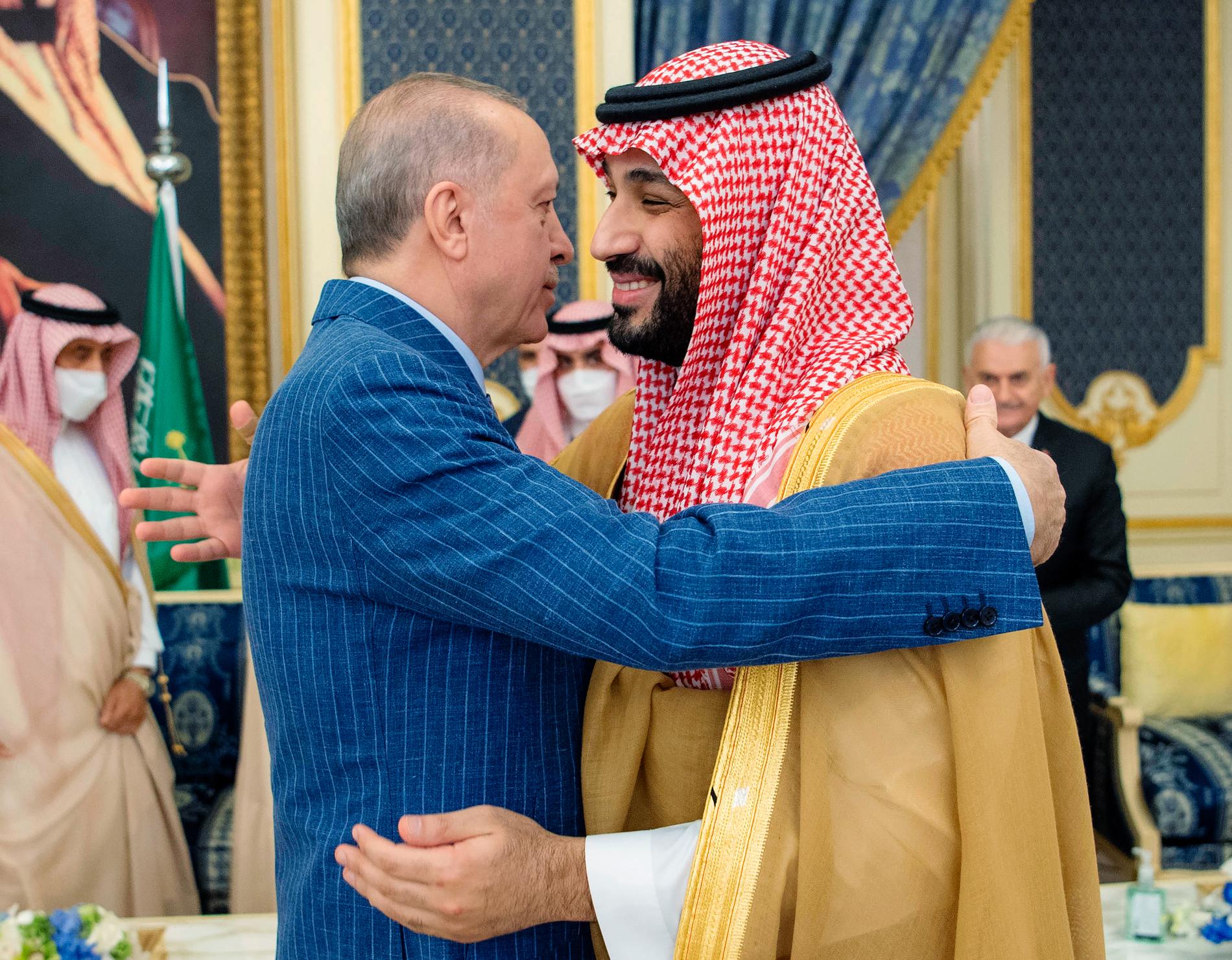 Turkiets president Recep Tayyip Erdogan omfamnar Saudiarabiens kronprins Mohammed bin Salman när de träffades i Jidda i slutet av april. Arkivbild.
