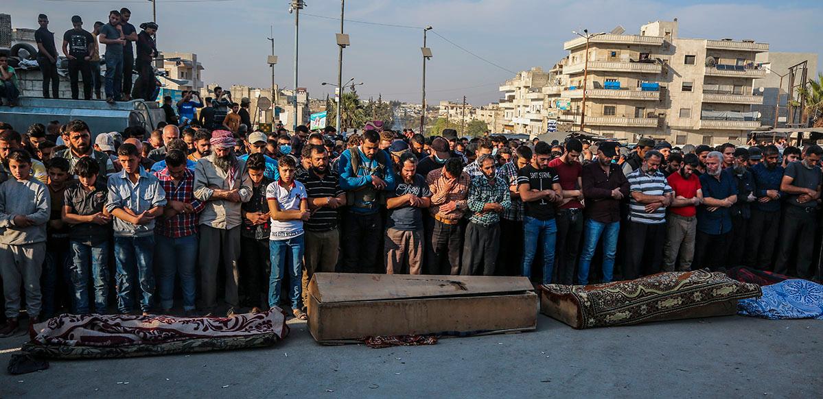 Begravning av dödsoffer efter en bombräd över Idlib i oktober 2020.
