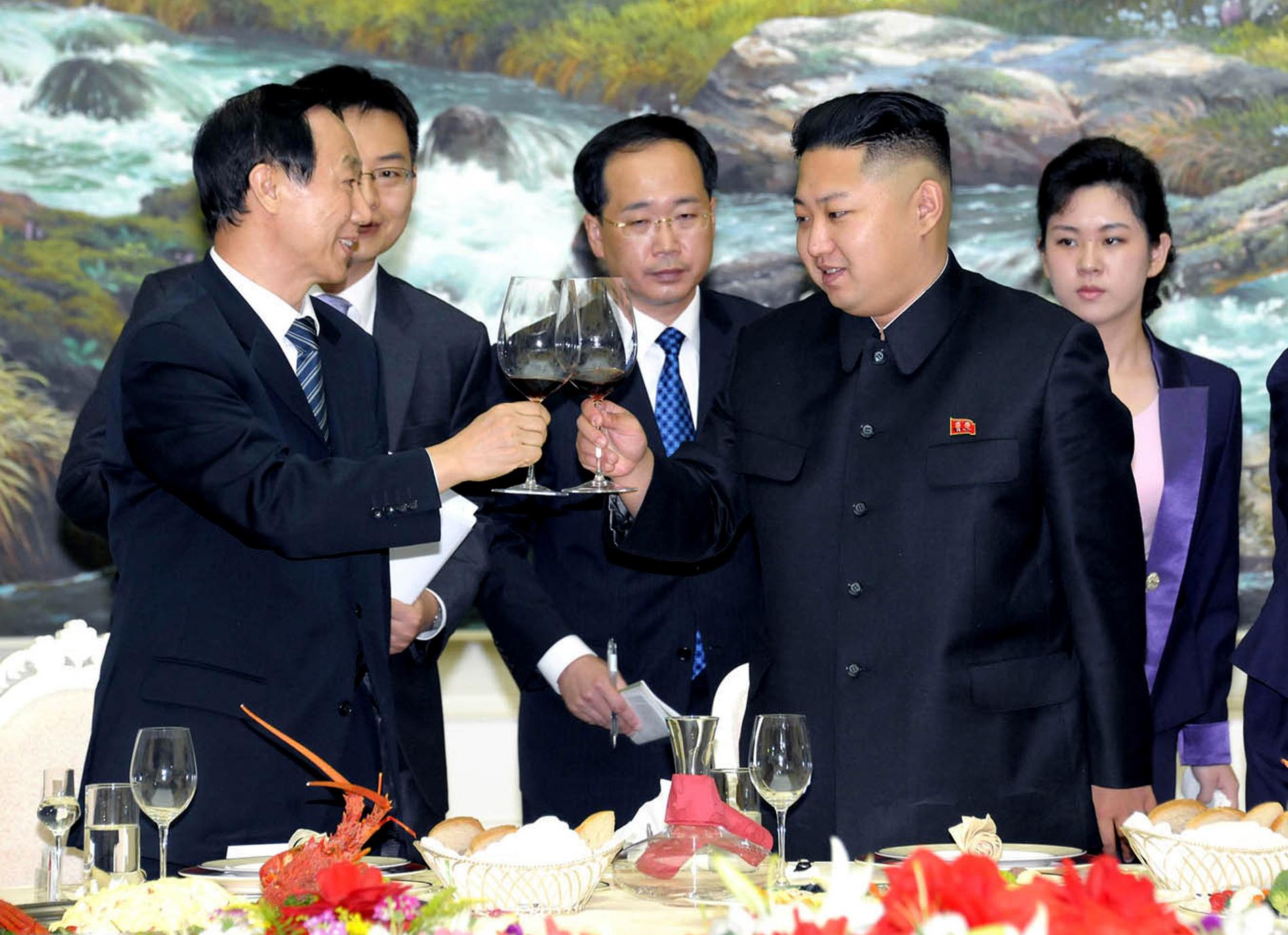 Trump är helnykterist medan Kim Jong-uns uppges vara förtjust i åtminstone vin. Här vid ett möte 2012. 