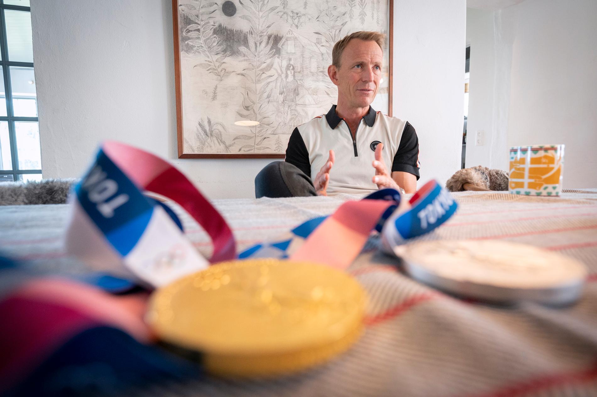 Peder Fredricson med sina OS-medaljer efter spelen i Tokyo. Arkivbild.
