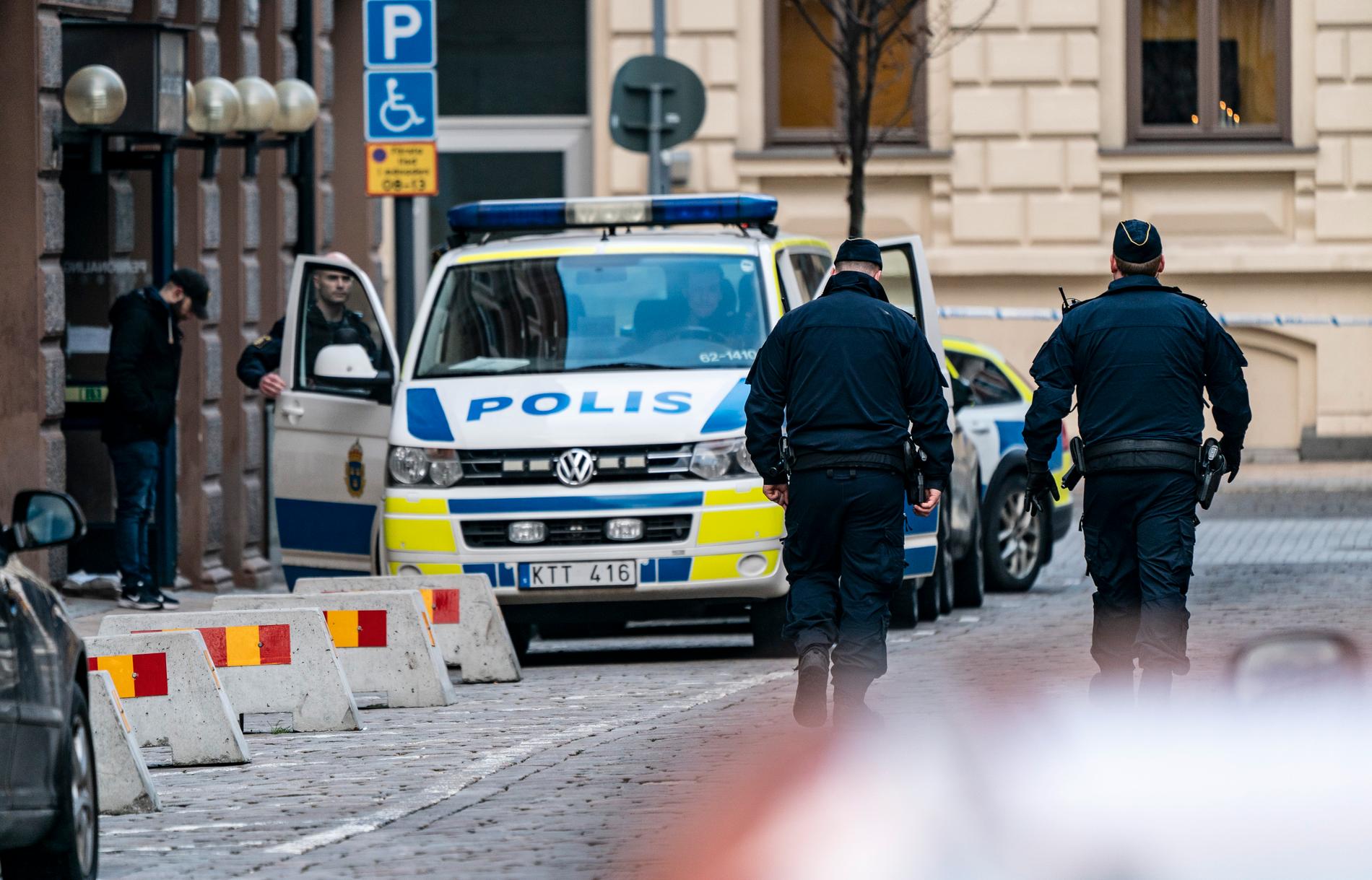 Polisen utanför gymnasiet i Kristianstad.