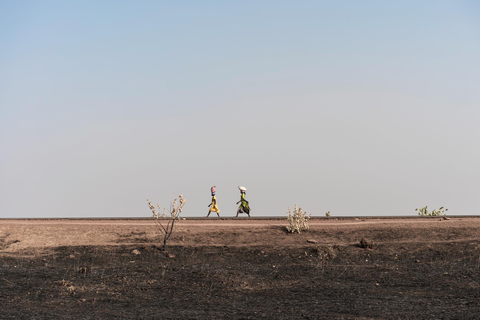 Kvinnor går längs en väg i Aweil i Sydsudan. Arkivbild.