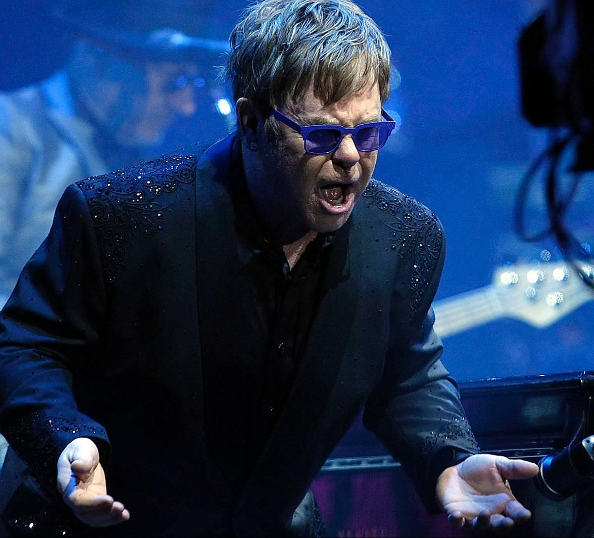 De akuta magsmärtorna tvingade honom att ställa in flera konserter.  Nu har Elton John opererats – och återhämtar sig i franska Nice.