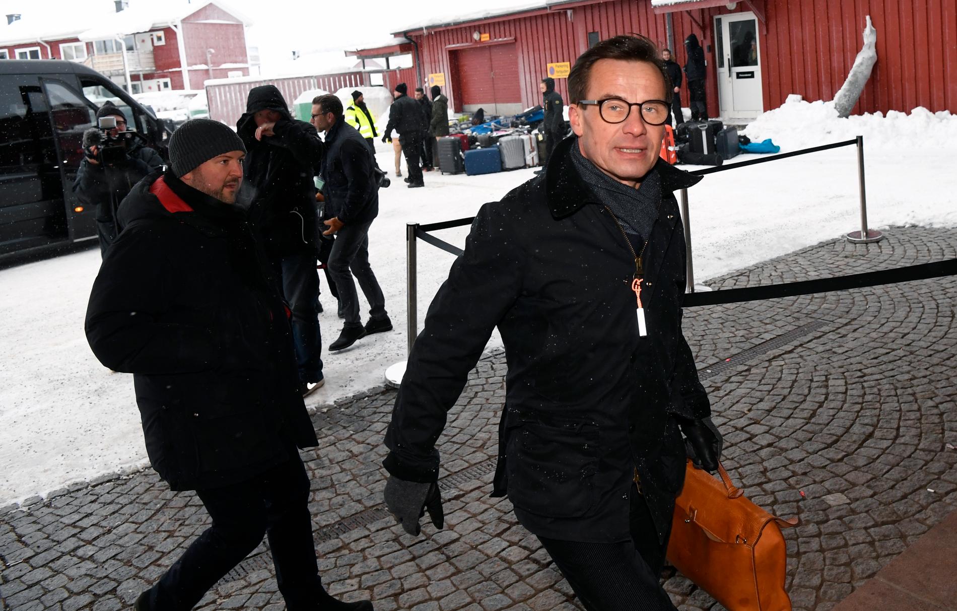 Ulf Kristersson anländer till Folk och försvar.
