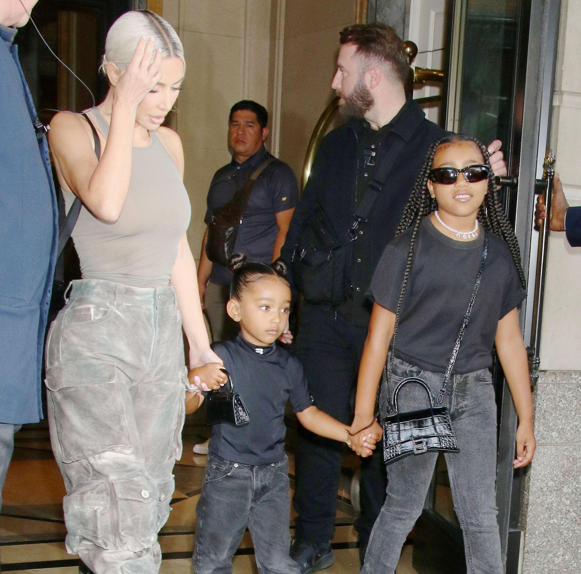 Kim Kardashian med två av sina barn, döttrarna Chicago och North.