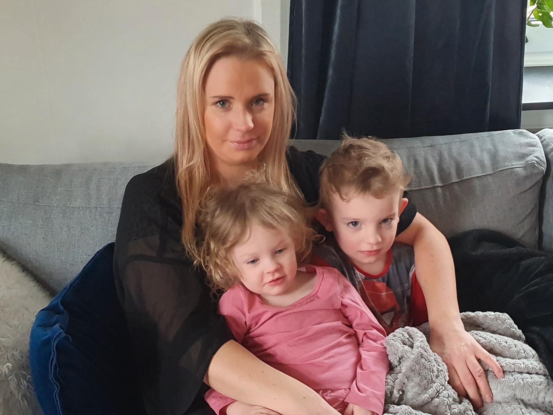 Micaela Wallgren med sina två barn.