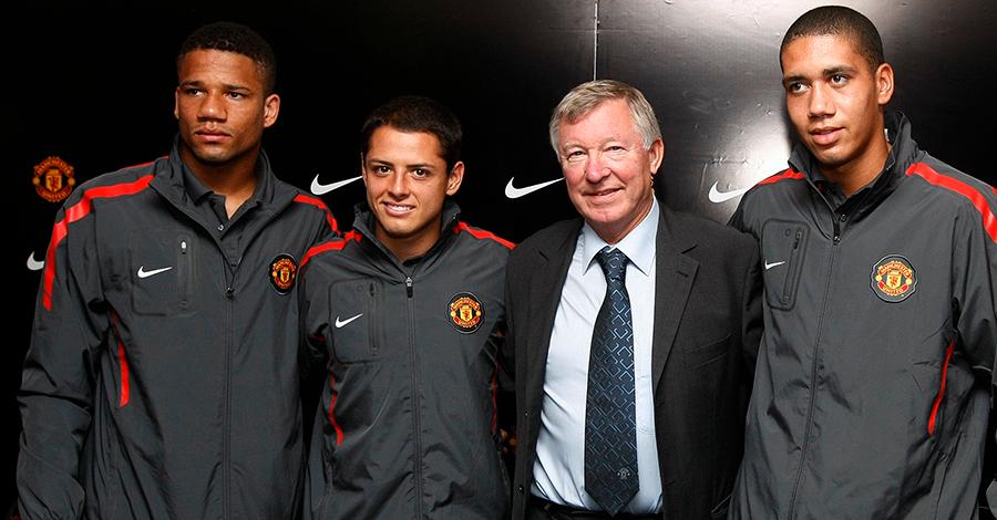 Här presenteras Bebe, Javier Hernandez och Chris Smalling (längst till höger) av Sir Alex Ferguson och Manchester United 2010.