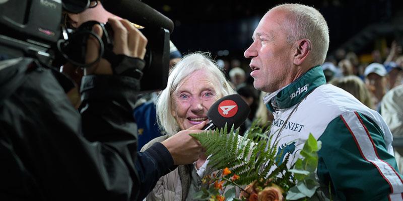 Här intervjuas segerkusken Örjan Kihlström och ägaren, miljardären Margareta Wallenius-Kleberg i tv: ”Jag är tacksam att du valde att köra vår häst”, sa hon.