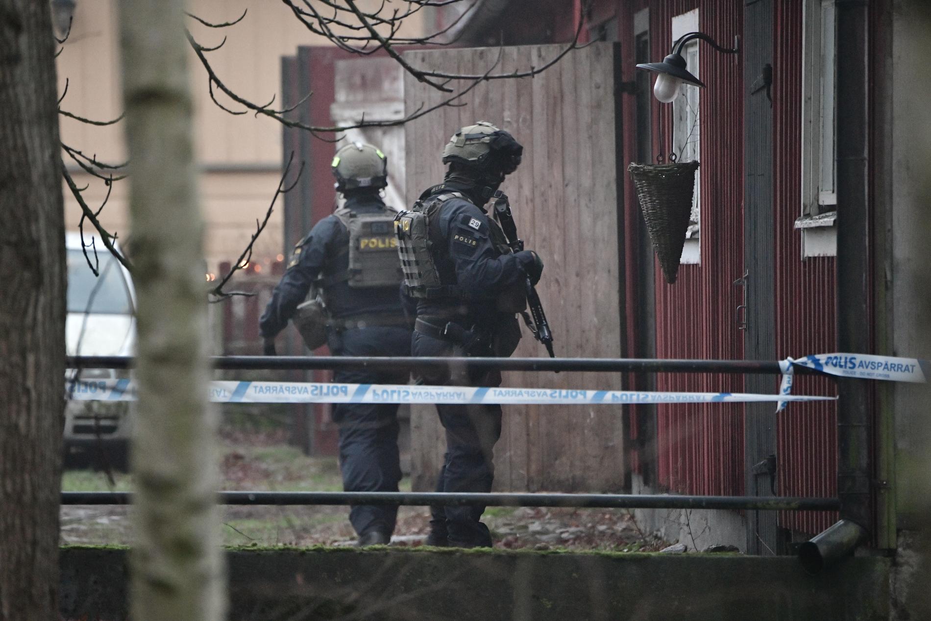 Polisen gjorde på eftermiddagen ett tillslag på en gård utanör Hässleholm.
