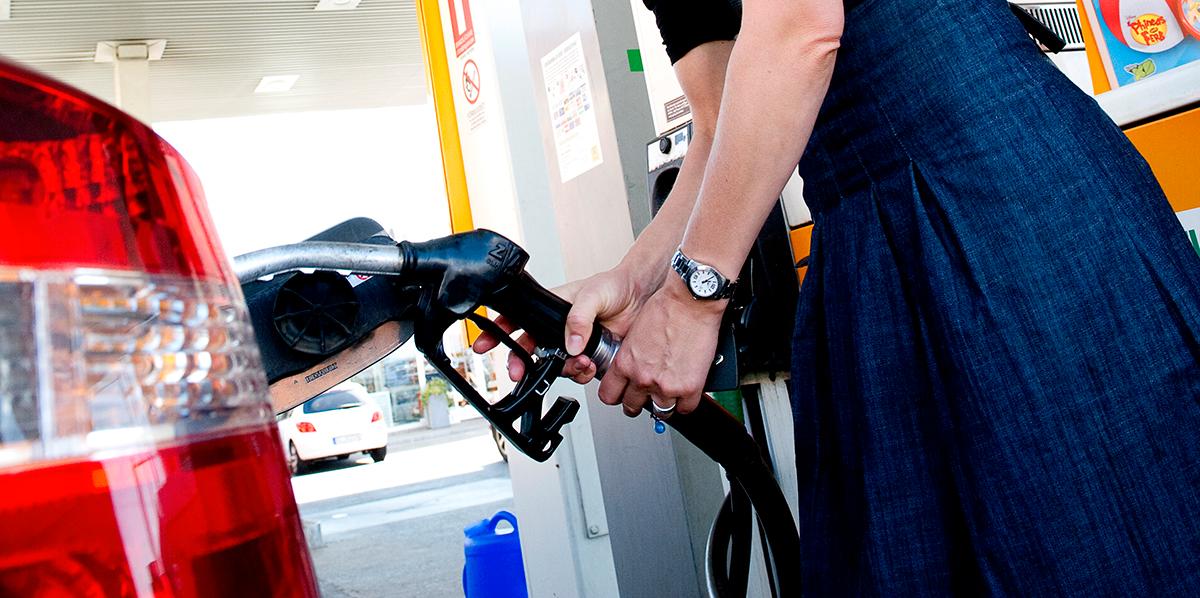 Efter en skattesänkning vid årsskiftet har bensinpriset sänkts med 14 öre – en minskning som genast åts upp av inflation.
