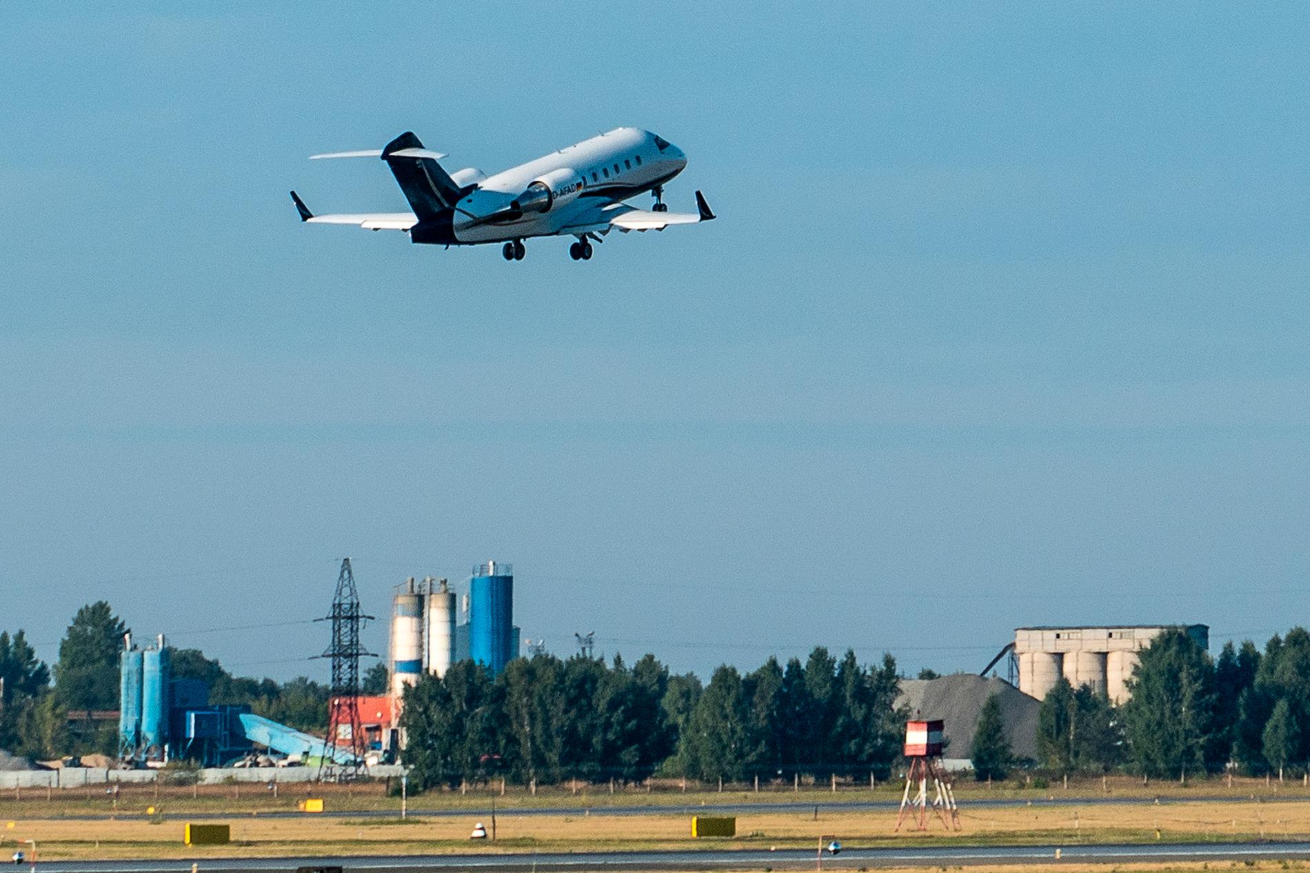 FLygplanet lyfter från en flygplats i Omsk, Ryssland. 