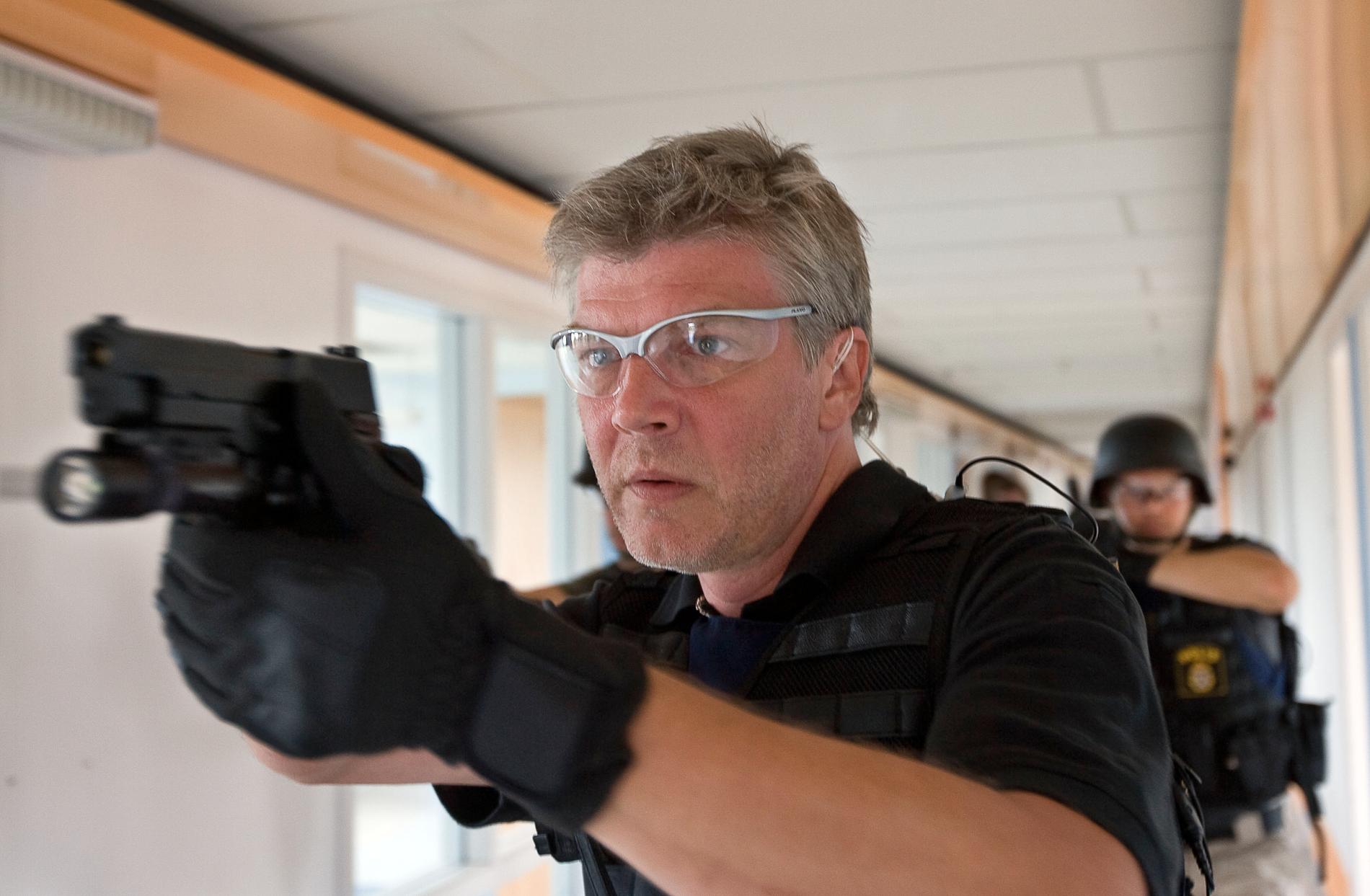 Jakob Eklund i en av filmerna om den fiktive polismannen Johan Falk. Arkivbild.