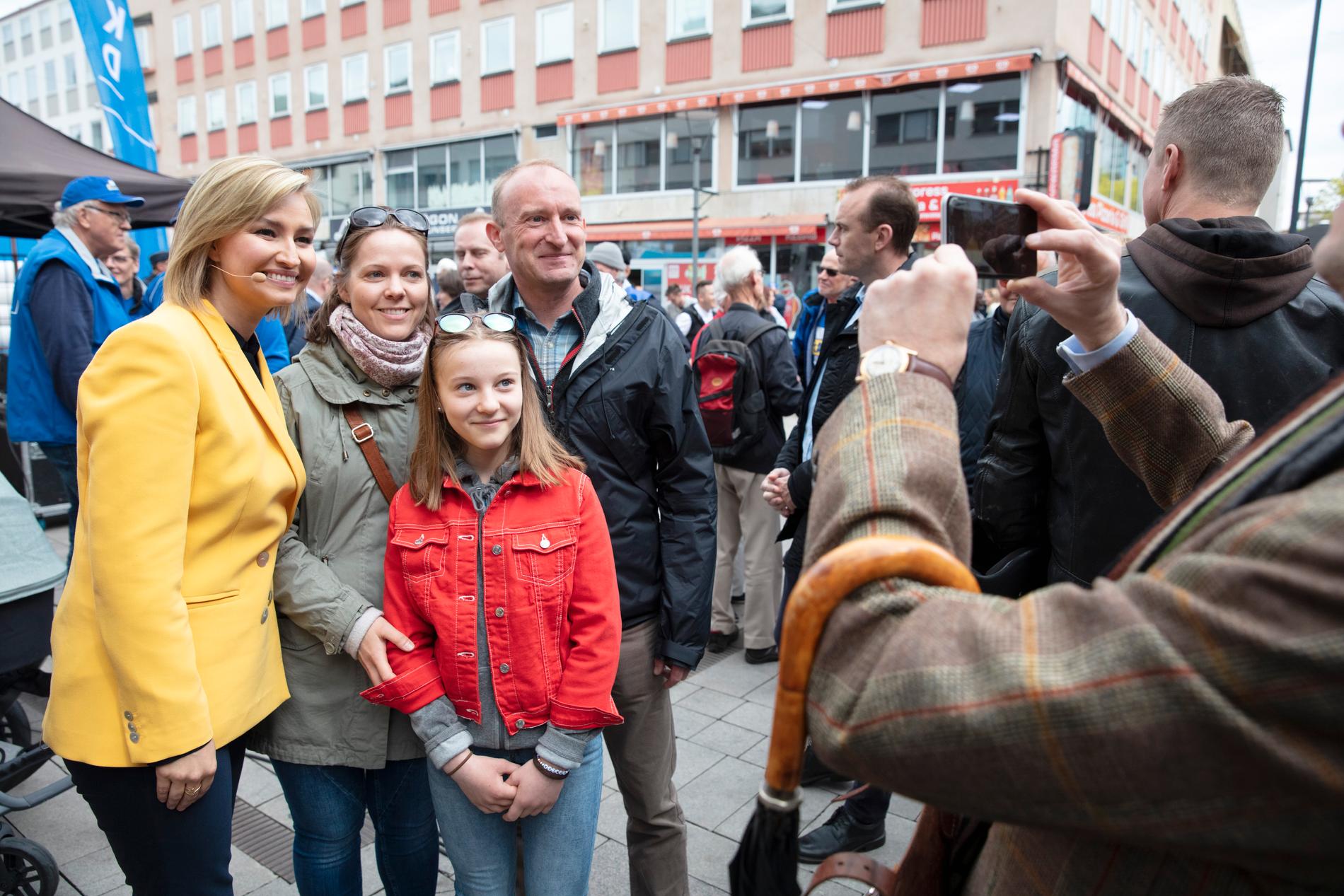 Kristdemokraternas partiledare Ebba Buch Thor pratade med familjer och barn på Sigmatorget i Västerås. På bilden syns Elo Patricia Mayer, Lorin Mayer Nordström och Linnéa Mayer Nordström från Köping.
