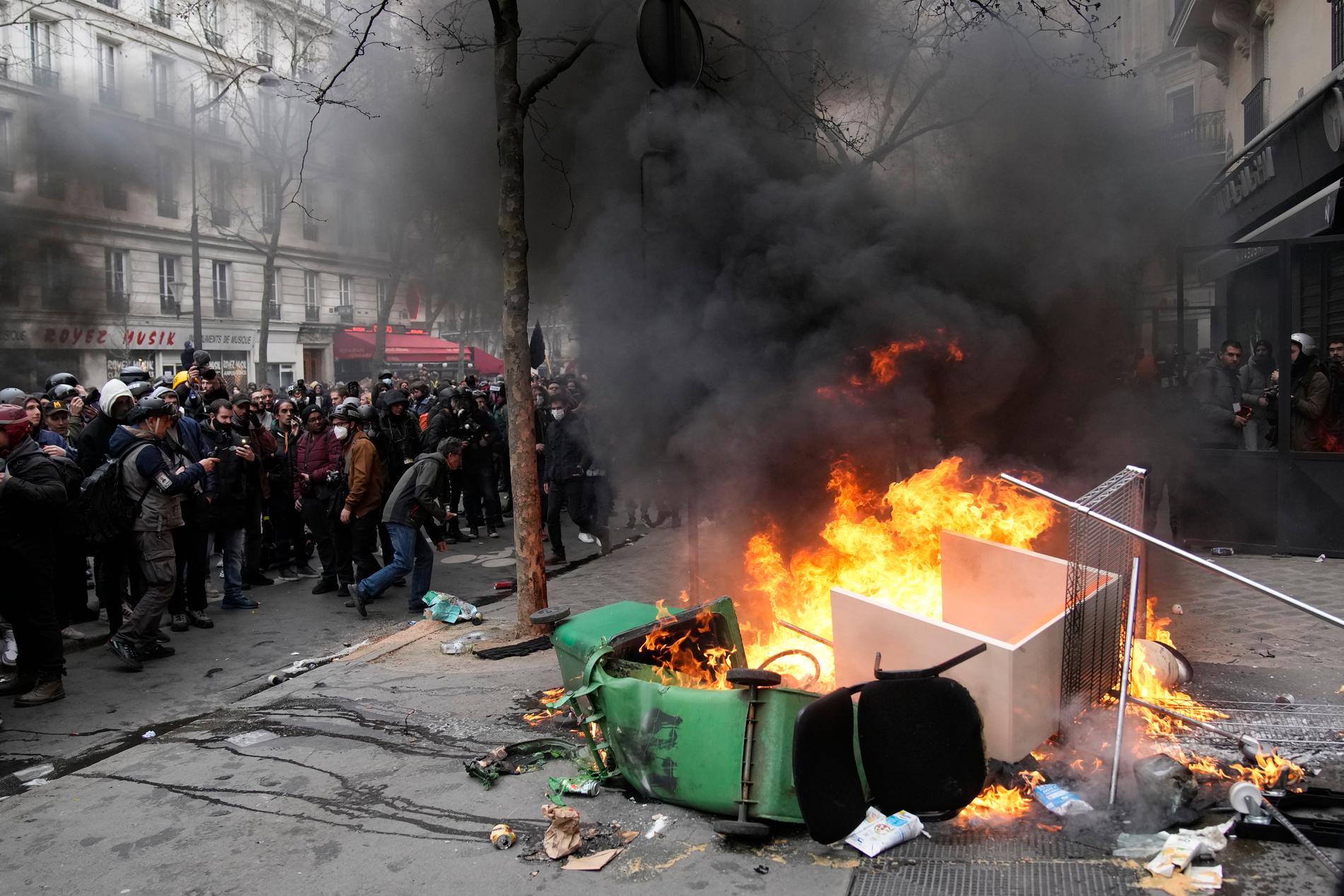 Minst 22 personer hade vid tisdagseftermiddagen gripits i den franska huvudstaden.