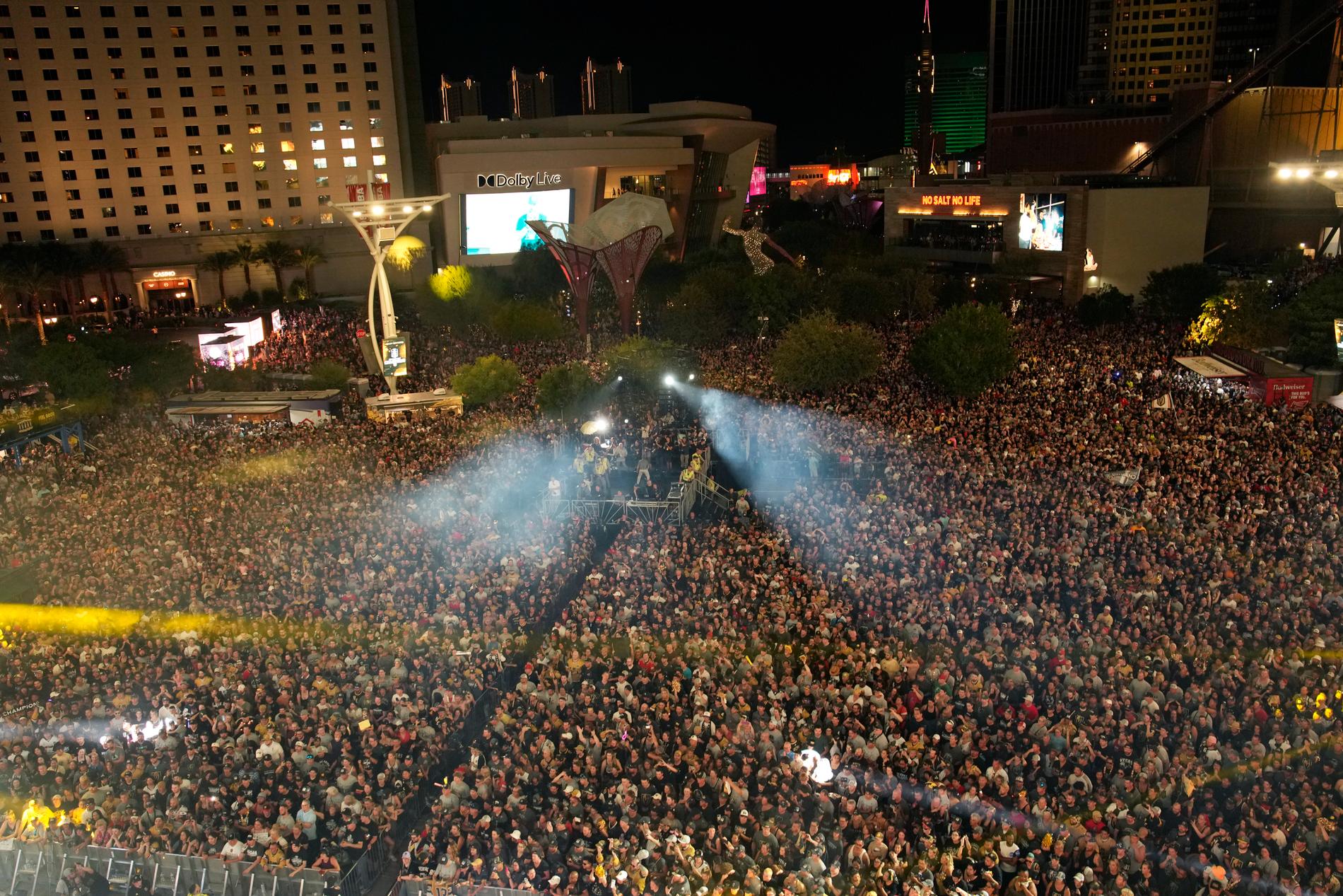 Folkmassan utanför T-Mobile Arena efter att Vegas vunnit Stanley Cup.