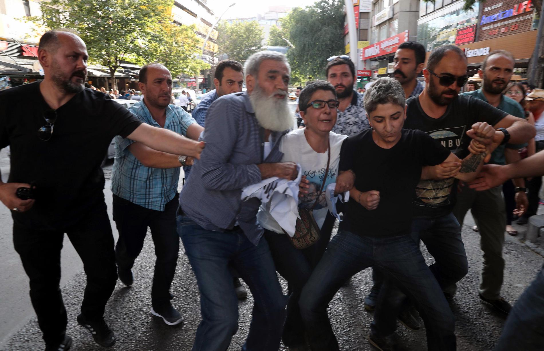 Anhängare till största oppositionspartiet ”Folkets Parti” i en protestmarch som  går från huvudstaden Ankare till Istanbul. 