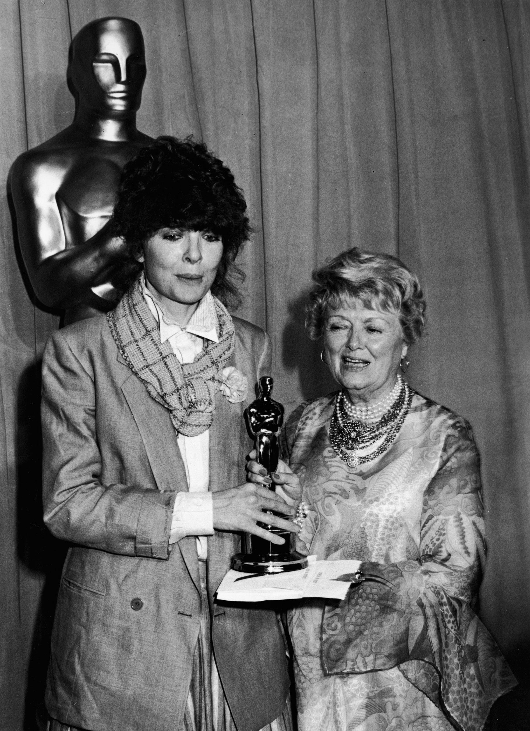 Diane Keaton 1978 ”Keaton har precis samma jag-gör-som-jag-vill-attityd som Streisand så det var egentligen helt naturligt att hon tog emot en Oscar för hennes roll Annie Hall klädd precis som Annie Hall. Filmens kostymör protesterade men Woddy Allen övertygade “Leave her, she’s a genious”. Han har aldrig haft mer rätt.”