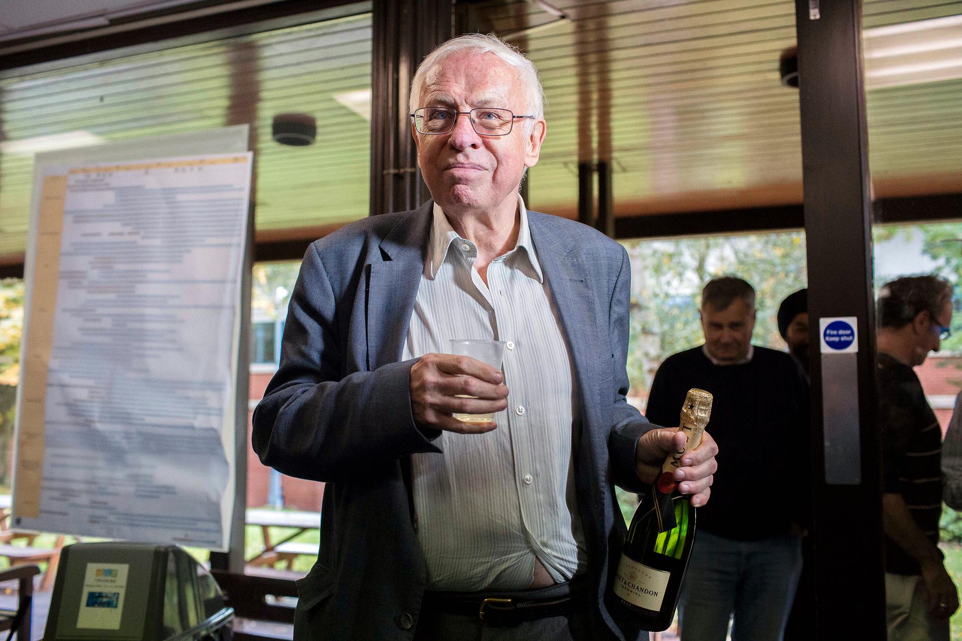 Tomas Lindahl firade sitt Nobelpris med champagne.