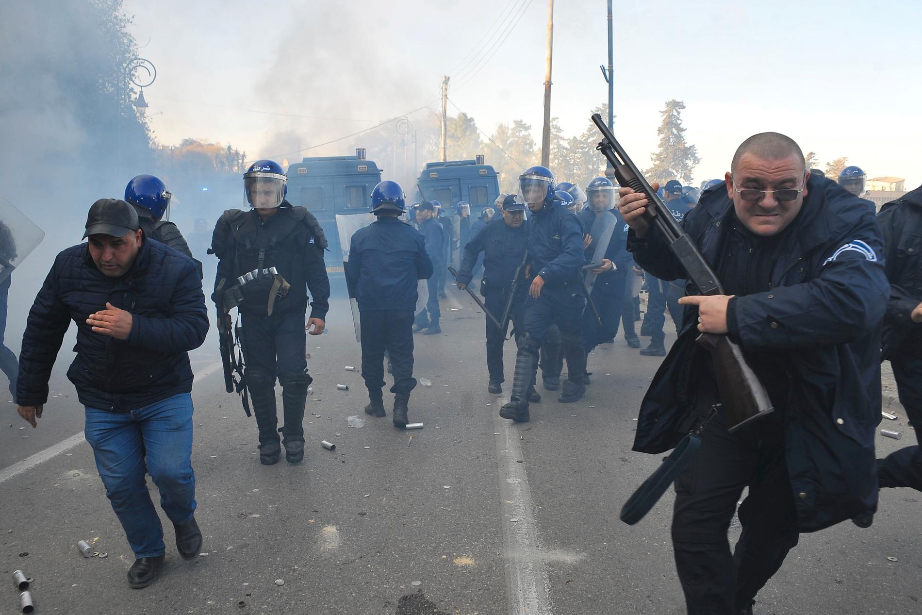 Poliser skjuter tårgas mot demonstranter i Alger.