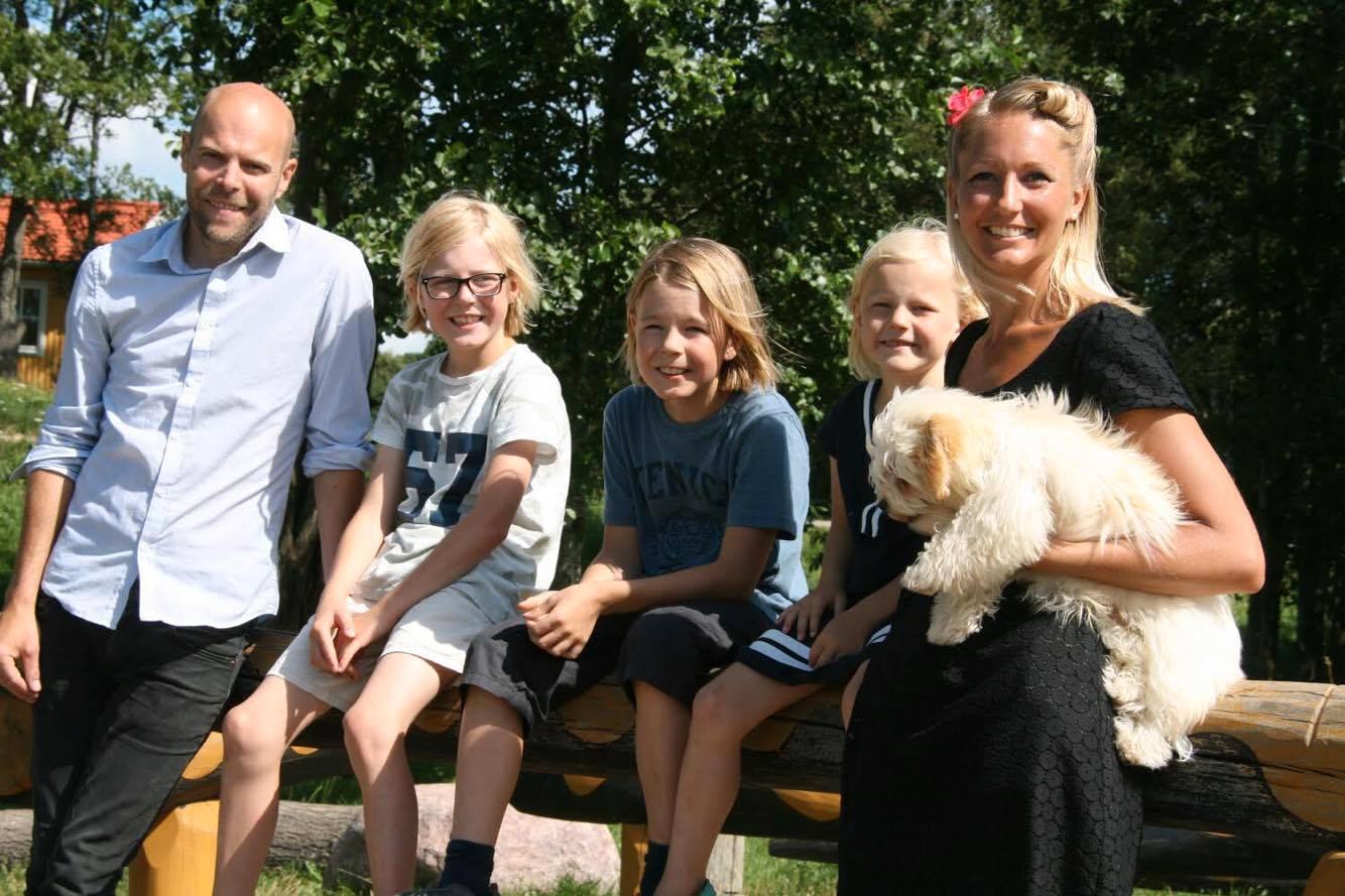 Familjen Engelholm: Anders, Viggo 10 år, Lycke 12 år, Lisa-Li 6 år, Josefin.