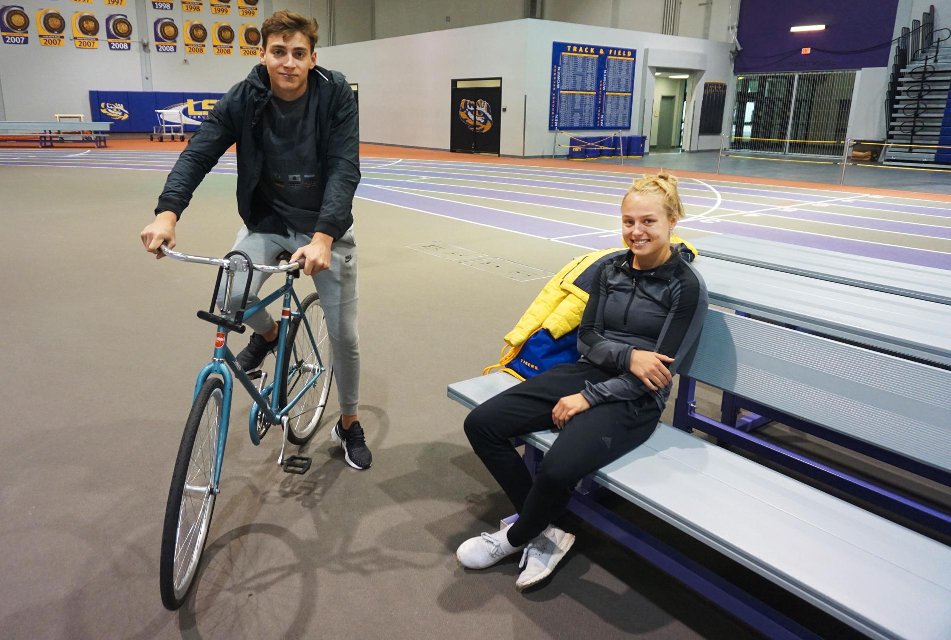 Stavhopparna Armand Duplantis, på sin stålblå cykel till vänster, och Lisa Gunnarsson tränar på Louisiana State University (LSU) i Baton Rouge, USA.