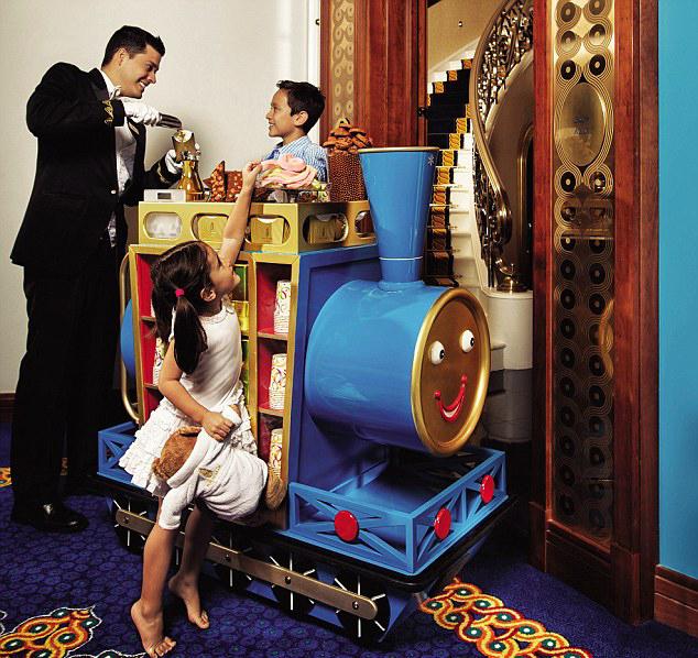 För bortskämda barn Godisvagnen kommer förbi varje dag. På sjustjäriga hotellet Burj al Arab i Dubai har barnen också egen butler.
