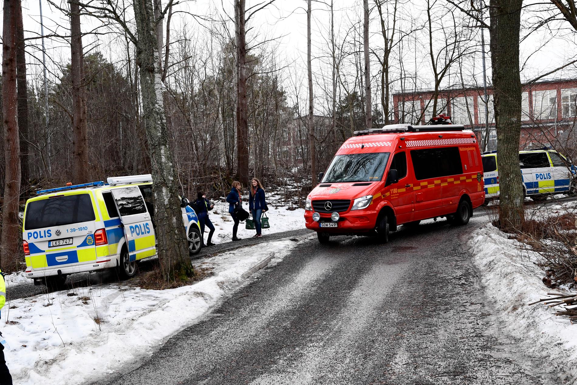 Polis och brandfordon kallades till den sjukdomsdrabbade skolan på Lidingö.