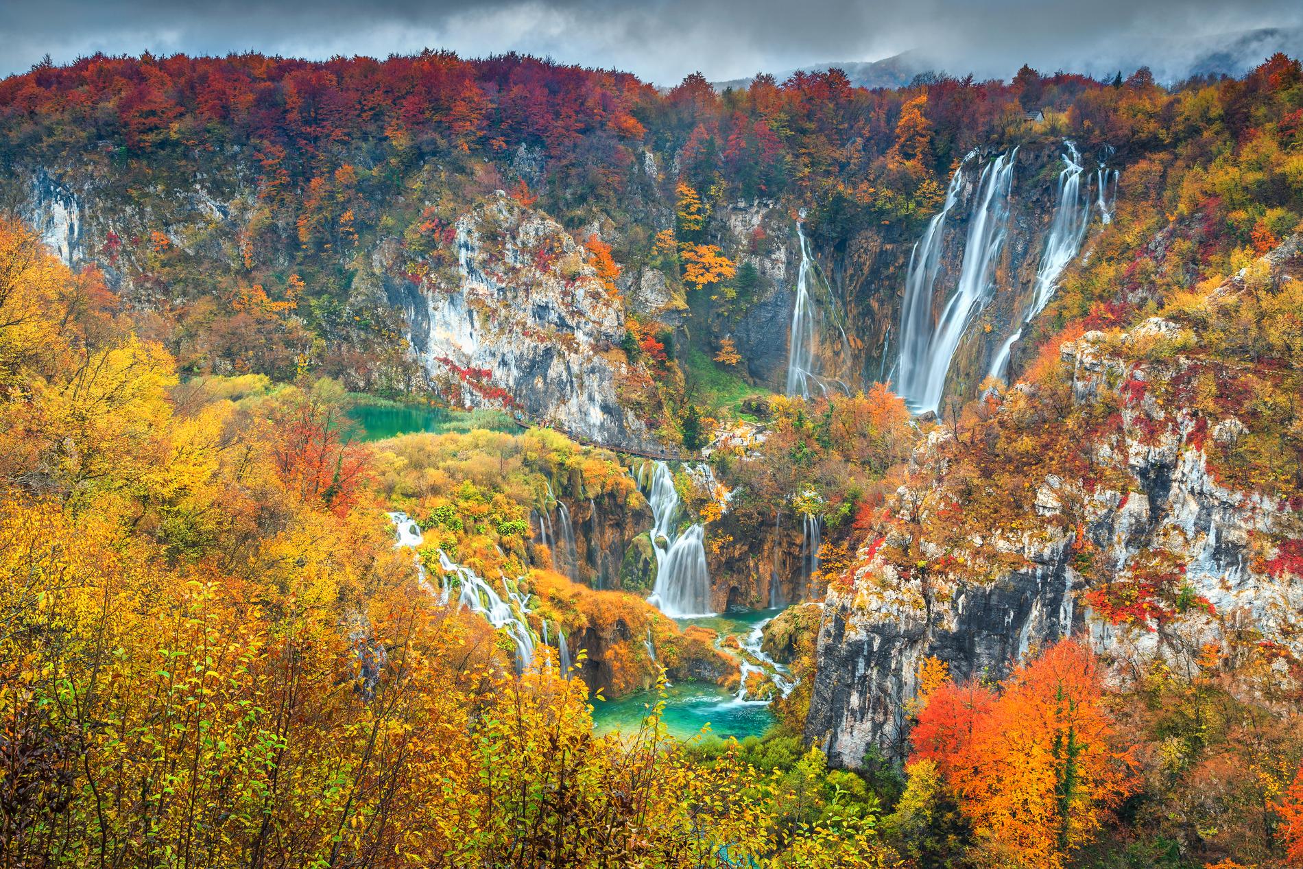 Plitvicesjöarna är en nationalpark som lockar med sin skönhet under alla säsonger. 