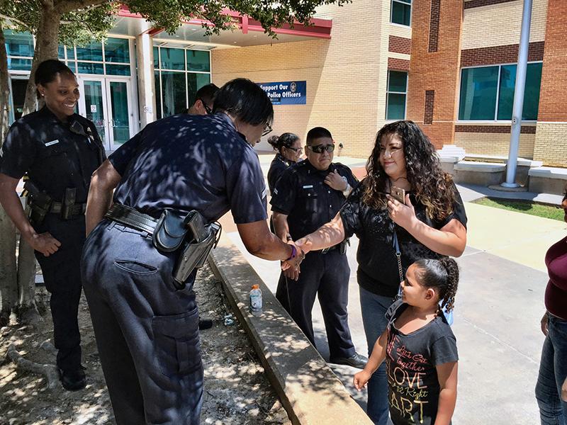 Boende i Dallas visade under fredagen sin uppskattning när de samlades utanför polishuset dagen efter dådet.