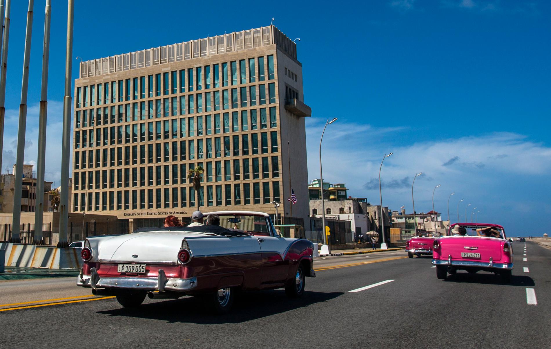 Bilar passerar på strandvägen Malecón utanför USA:s ambassad i Havanna, Kuba. Arkivbild.