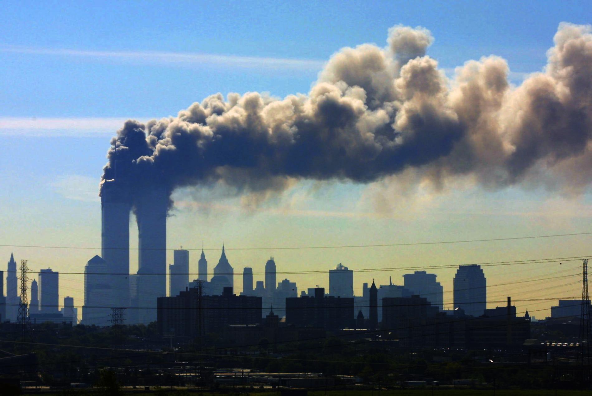 Rökmoln böljar från tvillingtornen i New York sedan terrorrörelsen al-Qaida styrt in två passagerarflygplan i World trade center den 11 september 2001. Arkivbild
