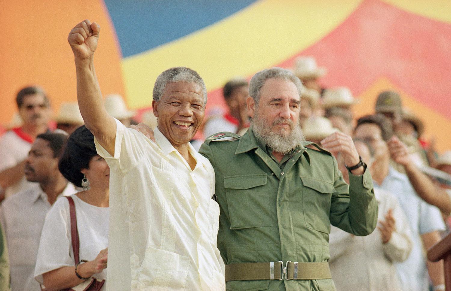 SIDA VID SIDA Nelson Mandela och Fidel Castro 1991. När apartheidregimens fall firades placerades Fidel Castro på första bänkraden. I sitt tal sa Nelson Mandela, att vi glömmer inte vilka som alltid kämpat för vår frigörelse.