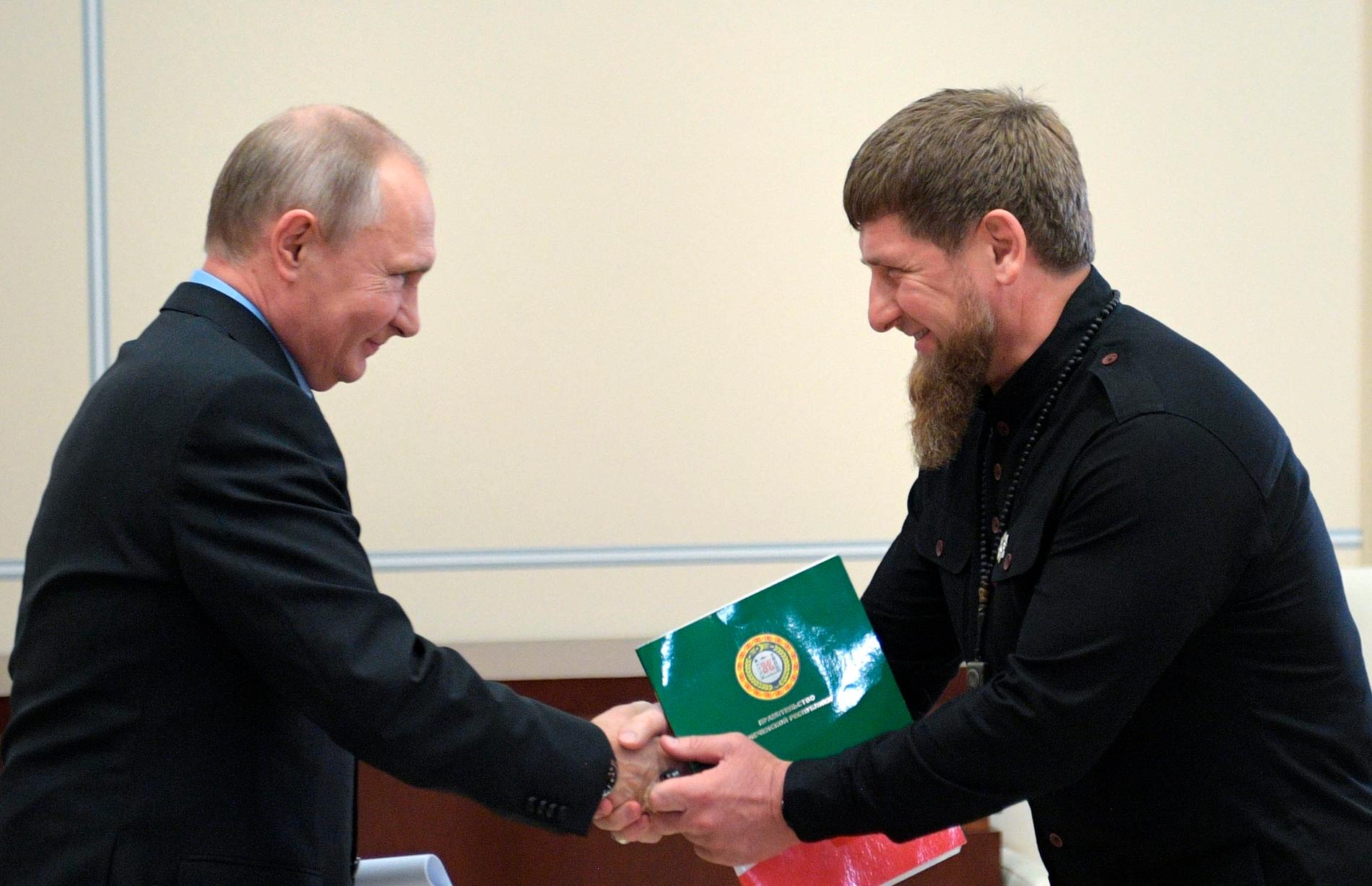 Rysslands president Vladimir Putin och Tjetjeniens ledare Ramzan Kadyrov under ett möte 2018.