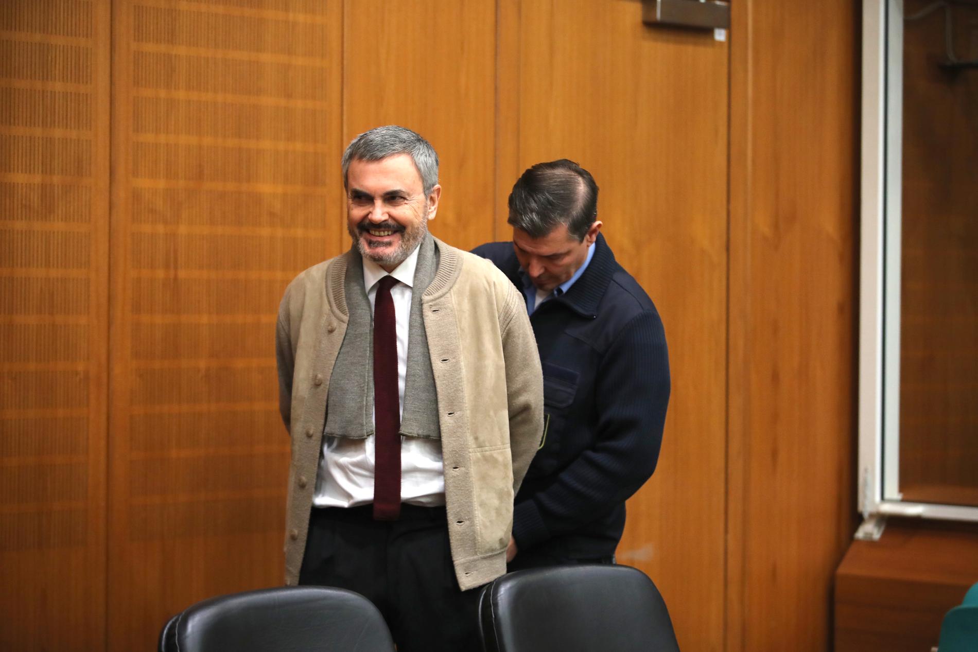 John Ausonius blir av med handfängslen i rättssalen i Tyskland.