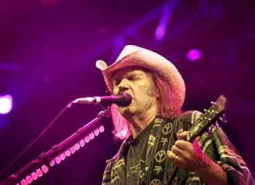 välkomnades som en gud Neil Young och Crazy Horse gjorde ett succé?artat framträdande på Roskildefestivalen i går.