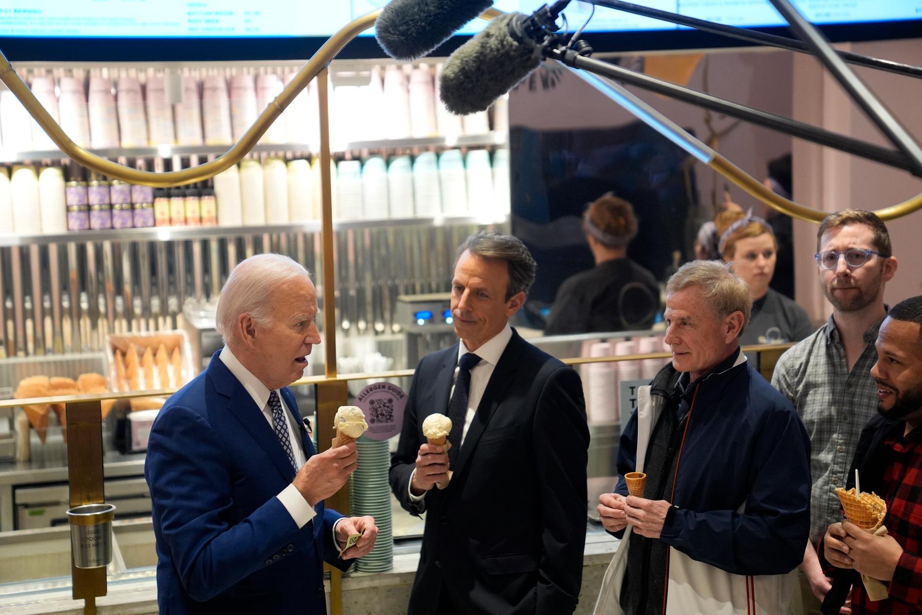 Joe Biden och talkshow-programledaren Seth Myers möter pressen i New York.  