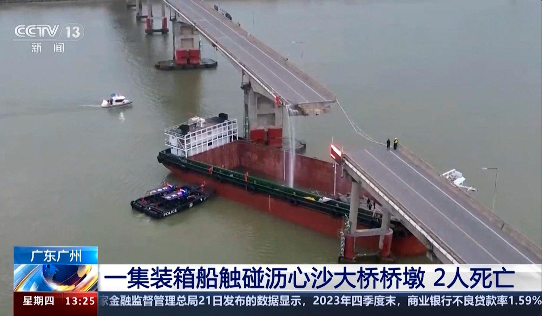 En stor bit av Lixinshabron rasade och med den flera fordon när ett stort lastfartyg körde in i bropelarna i Guangzhou i södra Kina. Bilden kommer från den statliga kinesiska tv-kanalen CCTV.