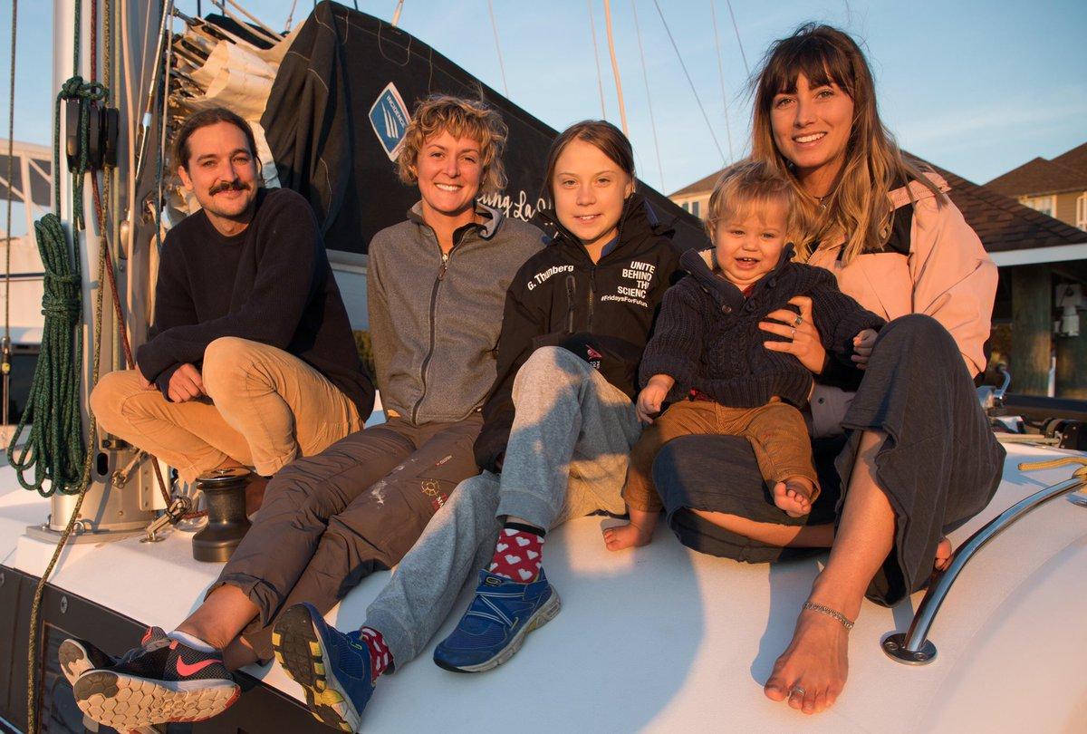 Greta Thunberg liftar med det australiska paret Riley Whitelum, 32, och Elayna Carausu, 26, samt brittiska seglarproffset Nikki Henderson.