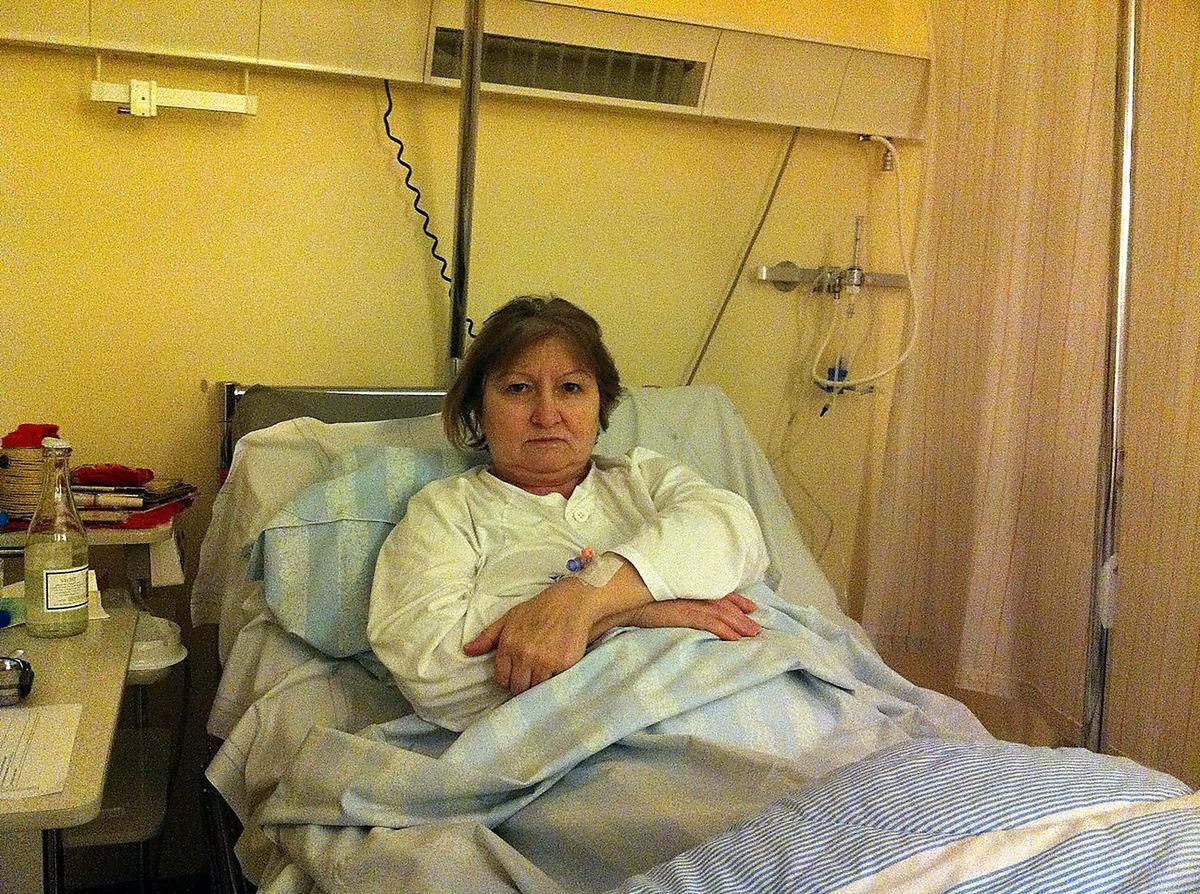Djina Mikic har nu förflyttats till en vanlig avdelning på sjukhuset. Fortfarande har hon problem med lungorna och andningen.