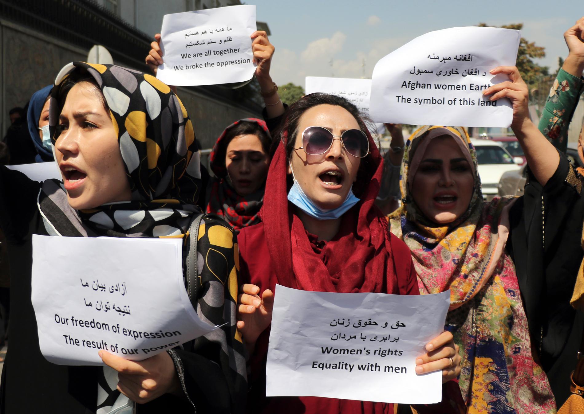 Kvinnor demonstrerar för sina rättigheter i talibaneranas Kabul.